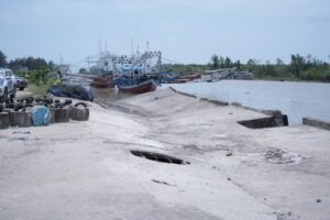 Kondisi Tempat Pelabuhan Ikan (TPI) Surantih, Sutera, Kabupaten Pesisir Selatan (Pessel), yang ambruk akibat bencana banjir yang melanda pada 7-8 Maret 2024 lalu. (Foto: Dok. Adpim)