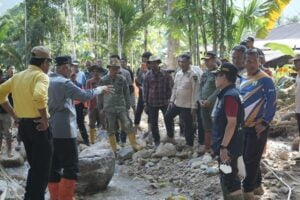 Gubernur Sumbar, Mahyeldi meninjau kembali penanganan pasca bencana di Kabupaten Pesisir Selatan. (Foto: Dok. Adpim)