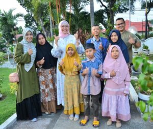 Keluarga Mualaf di Padang mendapatkan berkah dalam program Semata jilid IV yang digelar Pemko Padang. (Foto: Dok. Prokopim)