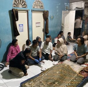 Suasana duka dan haru di rumah Mulyati yang mengakhiri hidup dengan cara bunuh diri. (Foto: Dok. Polresta Padang)