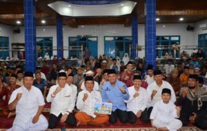 Penyerahan dana hibah Pemko Padang kepada Masjid Muthmainah di KPIK, Kecamatan Koto Tangah, Kota Padang pada Rabu (20/3/2024) malam. (Foto: Dok. Prokopim)