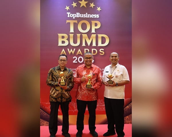 Gubernur Sumatera Barat (Sumbar), Mahyeldi menerima penghargaan sebagai Top Pembina BUMD Award 2024 dari Majalah Top Business di Jakarta. (Foto: Dok. Adpim)