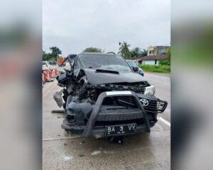 Kondisi mobil Anggota DPRD Sumbar, Evi Yandri Rajo Budiman yang rusak parah usai mengalami kecelakaan beruntun di kawasan Rimbo Panjang, Kabupaten Kampar, Riau. (Foto: Dok. Istimewa)