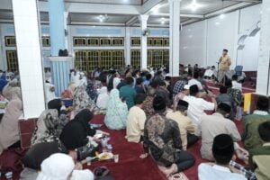 Gubernur Sumbar meminta generasi muda di Pariaman harus selalu menautkan hatinya di Masjid. (Foto: Dok. Adpim)