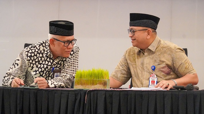 Kepala BBPOM di Padang, Abdul Rahim (kiri) dan Sekda Kota Padang, Andree Harmadi Algamar (kanan). Pemerintah Kota (Pemko) Padang memiliki komitmen tinggi dalam menjaga keamanan pangan. (Foto: Dok. Prokopim)