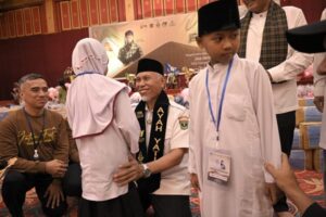 Momen Gubernur Sumbar berbincang langsung dengan anak yatim penghafal Al-Qur'an. (Foto: Dok. Adpim)