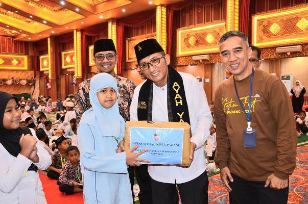 Wali Kota Padang, Hendri Septa menyerahkan bingkisan kepada anak yatim dalam Yatim Fest 2024 yang dilaksanakan pada Rabu (27/3/2024) malam. (Foto: Dok. Prokopim)