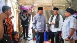 Keluarga kurang mampu di Kuranji mendapatkan berkah pada Ramadan 1445 Hijriah melalui Program Semata Pemko Padang. (Foto: Dok. Prokopim)