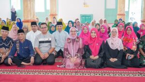 Genny Putrinda Hendri Septa membuka secara resmi lomba Asmaul Husna antar Majelis Taklim Kelurahan se-Kecamatan Padang Timur. (Foto: Dok. Prokopim)