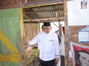 Wali Kota Padang, Hendri Septa meninjau rumah keluarga buruh angkat di kawasan Piai Tangah yang dapat program Semata Pemko Padang. (Foto: Dok. Prokopim)