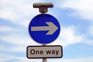 Ilustrasi One Way Direction atau jalur satu arah. (Foto: Dok. Pixabay)