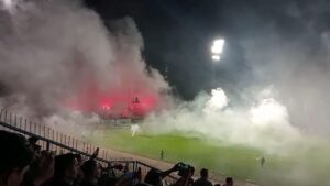 Aksi flare dari suporter Semen Padang FC di laga final Liga 2. (dok. Radarsumbar)