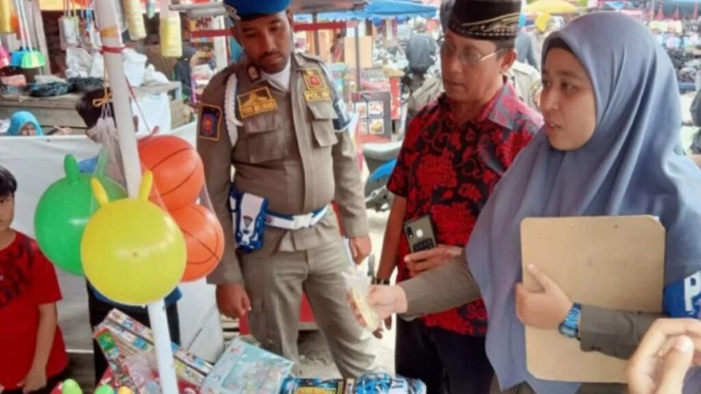 Anggota Satpol PP Damkar Agam mengamankan petasan dari pedagang. (Dok HO/Satpol PP Damkar Agam)