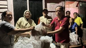 Tim TRC Andre Rosiade serahkan bantuan nasi bungkus untuk korban terdampak banjir di Batung Taba. (dok. istimewa)