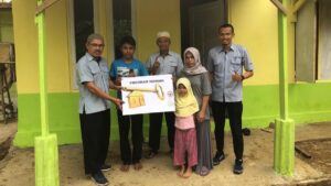 Bantuan bedah rumah dari UPZ Semen Padang untuk janda anak tiga di Batu Gadang. (dok. Humas)