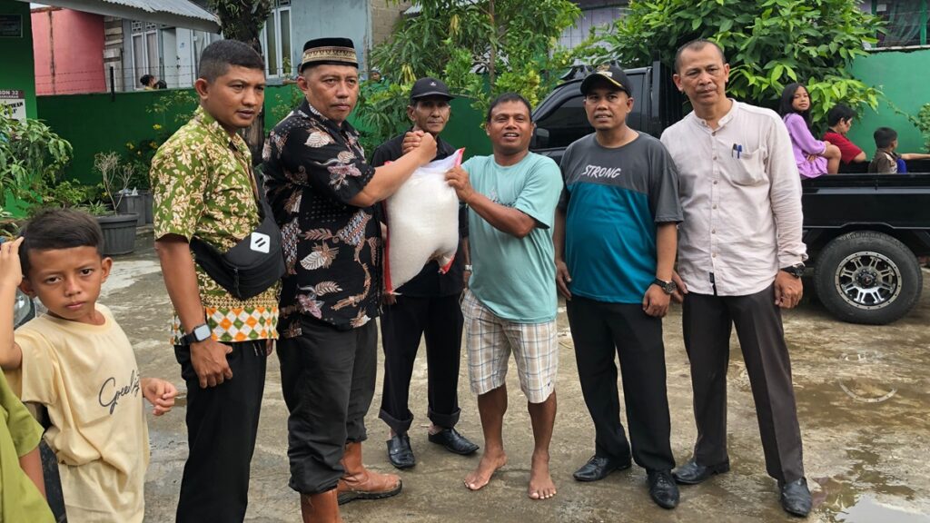 Bantuan sembako Semen Padang untuk korban banjir di Banuaran. (dok. humas)