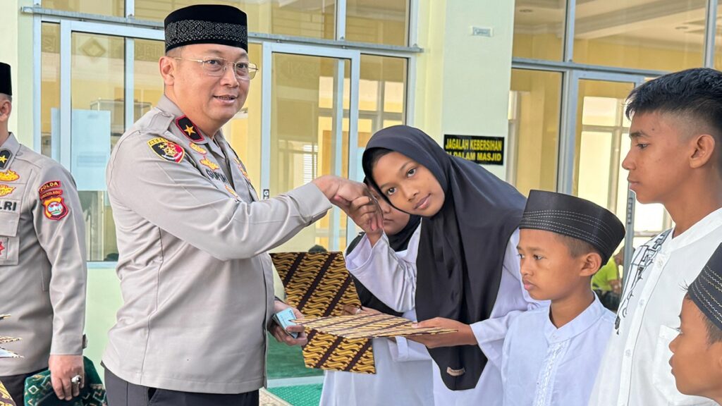 Santunan Polri untuk anak yatim yang diserahkan oleh Wakapolda Sumbar. (dok. istimewa)