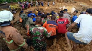Tim petugas gabungan bersama warga mengevakuasi jasad seorang korban banjir-tanah longsor di Kabupaten Padang Pariaman, Sumatera Barat, Jumat (8/3/2024). (dok. BPBD Padang Pariaman)