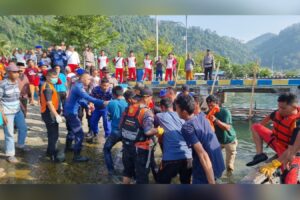 Evakuasi jasad pria yang hilang di perairan Bungus Teluk Kabung usai menyelam pada Jumat (1/3/2024) pagi. (Foto: Dok. Basarnas)