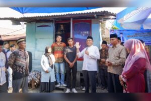 Adik-kakak penyintas difabel di Padang mendapatkan rehabilitasi rumah menjadi bangunan layak huni dalam program Semata. (Foto: Dok. Prokopim)