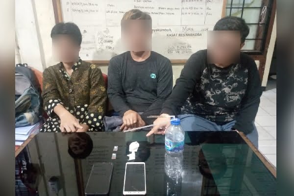 Tiga pelaku penyalahgunaan narkotika ditangkap polisi di sebuah kafe. (Foto: Dok. Polres Payakumbuh)