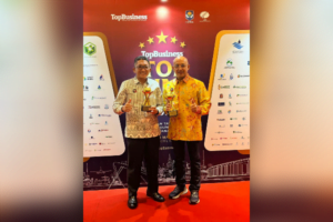 Wali Kota Padang, Hendri Septa dan Dirut Perumda AM, Hendra Pebrizal meraih penghargaan dalam ajang Top BUMD Awards 2024. (Foto: Dok. Prokopim)