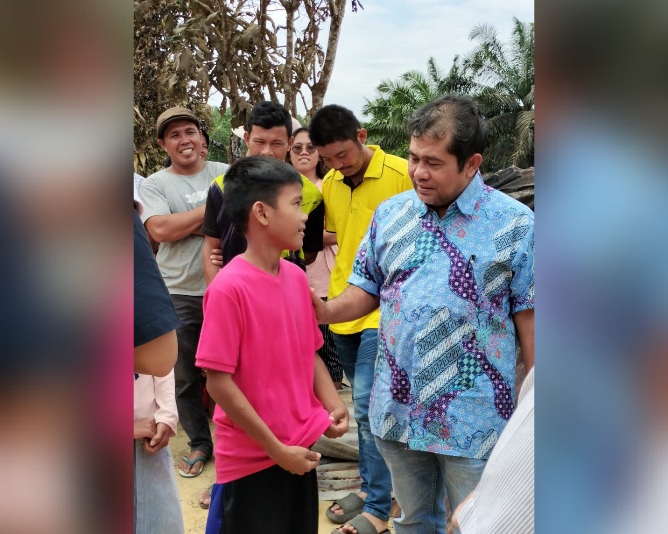 Petinggi PTPN IV Regional 4 Jambi, Ospin Sembiring mendatangi dan memberi bantuan kepada karyawan korban terdampak kebakaran. (Foto: Dok. PTPN)