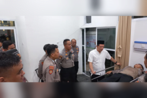 Kapolresta Padang, Kombes Ferry Harahap didampingi jajaran membezuk anggotanya yang ditabrak ambulans sewaan saat hendak membubarkan tawuran. (Foto: Dok. Polresta Padang)