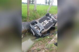 Mobil pribadi milik Bupati Padang Pariaman, Suhatri Bur terlibat kecelakaan hingga terbalik. (Foto: Dok. Istimewa)