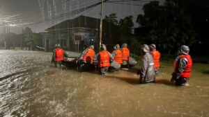 Tim Satbrimob Polda Sumbar bantu warga terdampak banjir di Tunggul Hitam. (dok. Humas)
