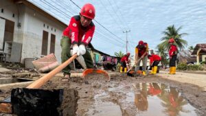 Tim TRC Semen Padang lakukan pembersihan lumpur di lokasi banjir Pessel. (dok. Humas)