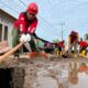 Tim TRC Semen Padang lakukan pembersihan lumpur di lokasi banjir Pessel. (dok. Humas)
