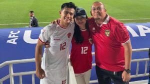 Andre Rosiade bersama anaknya Azizah Shalsa dan sang menantu Pratama Arhan usai laga melawan Korsel U-23 di Piala Asia U-23 2024 Qatar. (dok. istimewa)