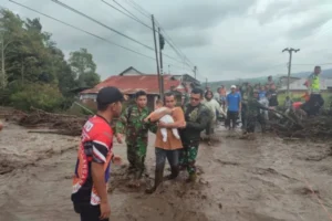 Tim SAR Gabungan Pemkab Agam melakukan evakuasi korban banjir lahar dingin. (Foto: Dok HO/BPBD Kabupaten Agam)