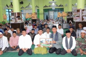 Penyerahan bantuan hibah Pemko Padang sebesar Rp15 juta untuk Masjid Ikhwanul Muslimin. (Foto: Dok. Prokopim)