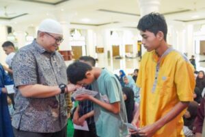 Sekretaris Daerah (Sekda) Kota Padang, Andree Harmadi Algamar menyerahkan santunan THR bagi anak yatim binaan Masjid Agung Nurul Iman. (Foto: Dok. Prokopim)
