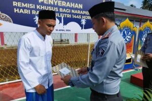 Kepala Lepas Kelas IIB Lubuk Basung Muhammad Ali menyerahkan remisi kepada salah seorang warga binaan. (Foto: Dok HO/Lapas Lubuk Basung)