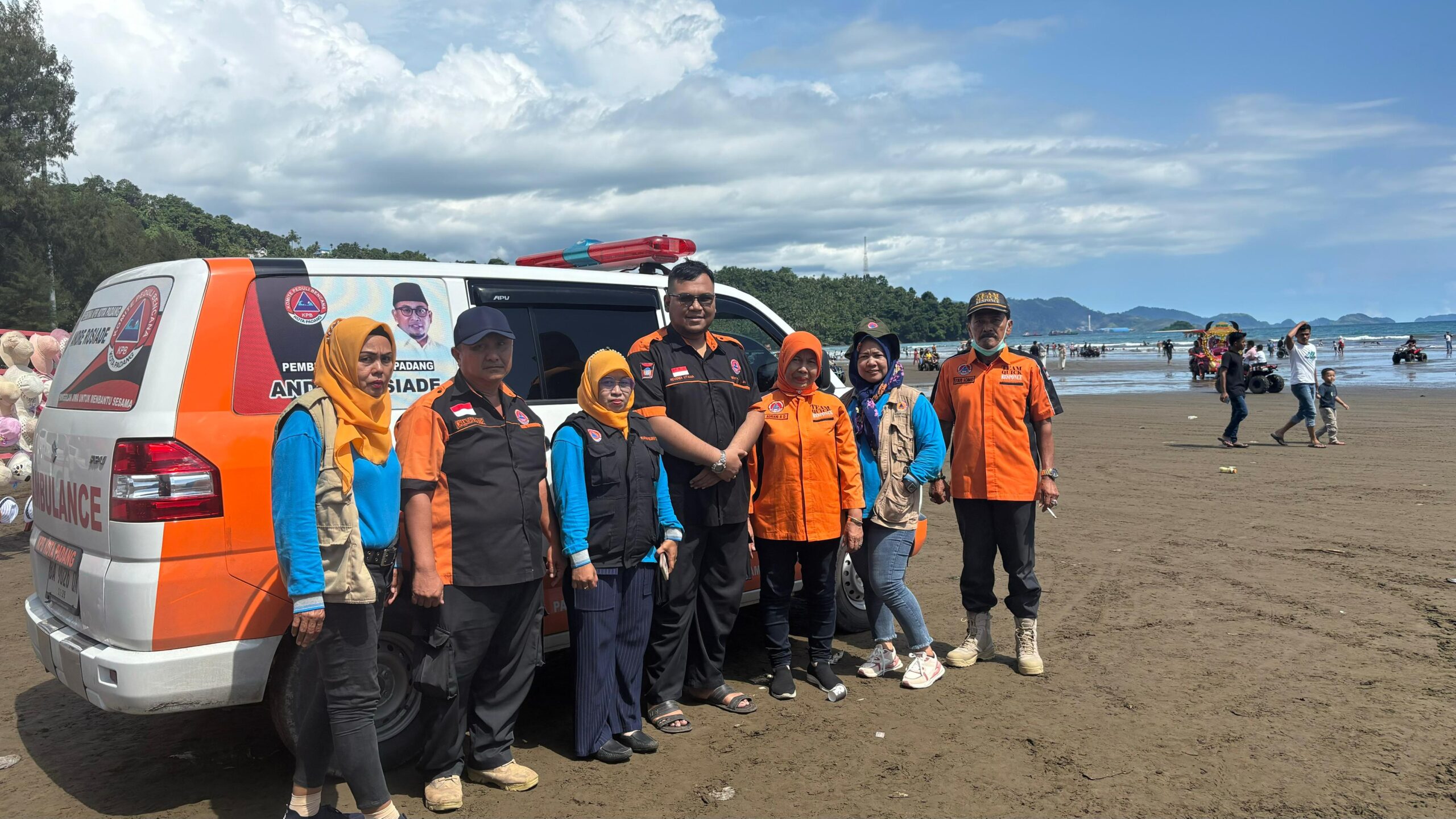 Komite Peduli Bencana (KPB) Kota Padang mengerahkan 10 personel untuk ikut dalam pengamanan objek wisata Pantai Air Manis saat libur lebaran Idul Fitri 1445 Hijriah. (Foto: Dok. KPB)