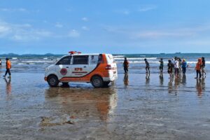 Komite Peduli Bencana (KPB) Kota Padang mengerahkan 10 personel untuk ikut dalam pengamanan objek wisata Pantai Air Manis saat libur lebaran Idul Fitri 1445 Hijriah. (Foto: Dok. KPB)
