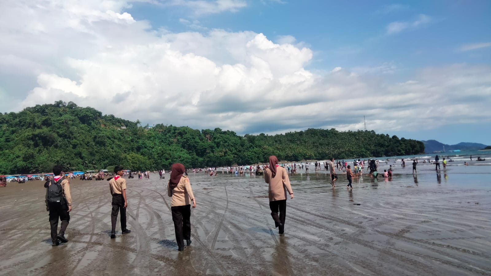 Pramuka Peduli Kwarcab Kota Padang mengerahkan 10 personel untuk ikut dalam pengamanan objek wisata Pantai Air Manis saat libur lebaran Idul Fitri 1445 Hijriah. (Foto: Dok. Pramuka Peduli)