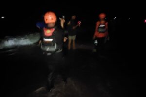Tim SAR Gabungan menemukan seorang perempuan yang sempat dilaporkan hilang di Pantai Air Manis pada Minggu (28/4/2024) sore. Korban bernama Alfa Zahfira (12) ditemukan meninggal pada Senin (29/4/2024) dini hari. (Foto: Dok. Basarnas)