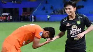 Momen pemain Borneo FC, Ikhsanul Zikrak salam cium tangan sang kakak M Iqbal yang saat ini membela Persebaya. (dok. istimewa)