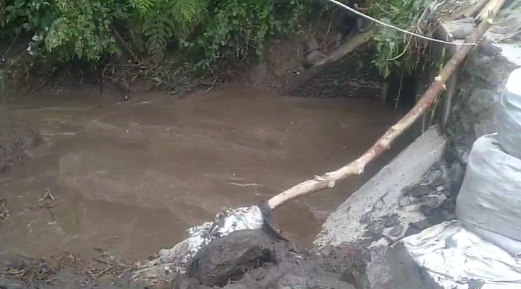 Gorong-gorong di Jembatan Kelok Lubuak Hantu sudah bisa dilalui air setelah sempat tersumbat. (Foto: Dok. Istimewa)