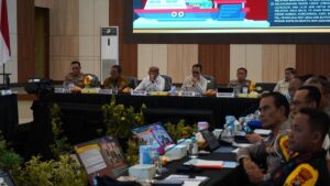 Menhub Budi Karya Sumadi (ketiga dari kanan) bersama sejumlah pihak pada rapat koordinasi penanganan arus balik Lebaran 2024 di Mapolda Lampung. (dok. Infopublik)