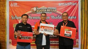 Freddyben Simanjuntak, Regional Technical Leader Smartfren, Jhon Ferdinan Simanjuntak, Regional Head Northern Sumatera Smartfren dan Jefrie, Regional Brand Marketing Smartfren. (dok. istimewa)