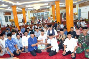 Safari Ramadan Sekda Kota Padang, Andree Harmadi Algamar. Ia menyampaikan tiga pesan penting ke masyarakat yang ia kunjungi. (Foto: Dok. Prokopim)