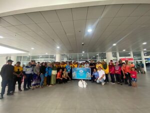 Serikat Pekerja Angkasa Pura (Sekarpura) berbagi sembako kepada para pejuang layanan kebersihan di Bandara Internasional Minangkabau, Kabupaten Padang Pariaman, Senin (1/4/2024) sore. (Foto: Dok. BIM)