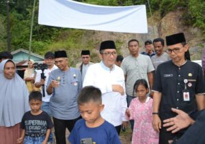 Wali Kota Padang, Hendri Septa menyambangi keluarga kurang mampu yang tinggal 16 orang dalam satu atap di rumah tak layak huni kawasan Bungus Teluk Kabung. (Foto: Dok. Prokopim)
