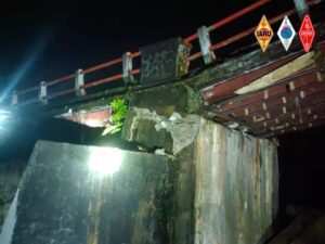 Jembatan Batang Sani di Nagari Tandikek, Kecamatan Patamuan, Kabupaten Padang Pariaman amblas pada Selasa (2/4/2024) malam. (Foto: Dok. Pusdalops PB)