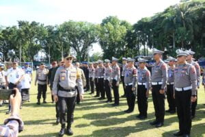 Wakapolda Sumbar, Brigjen Gupuh Setiyono memimpin apel gelar pasukan Operasi Ketupat Singgalang 2024. (Foto: Dok. Humas Polda Sumbar)